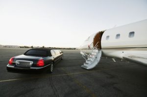 Avion sur le tarmaque avec limousine